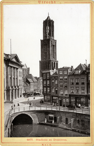 122449 Gezicht op de Stadhuisbrug te Utrecht met het stadhuis en rechts de huizen aan de zuidzijde van de Oudegracht ...